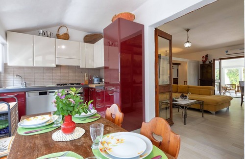 Portobello House | Beautiful private villa for 6 people with WIFI, A/C, TV, patio and pets allowed