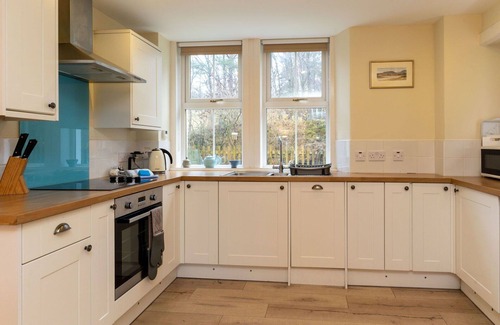 Alvie House | Beautiful private villa for 8 people with WIFI, TV, patio, pets allowed and parking
