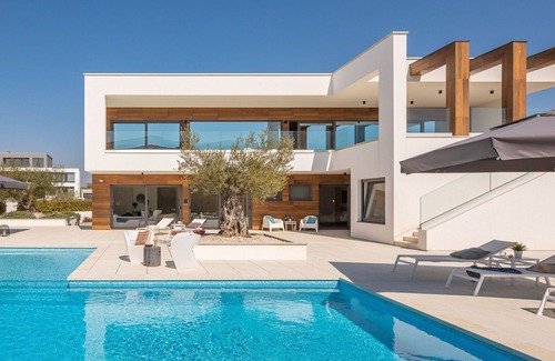 Vodnjan Villa | Beautiful private villa for 14 people with WIFI, A/C, private pool, hot tub, TV, terrace and par.