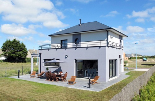 Pirou House | Beautiful private villa for 10 people with WIFI, TV, terrace, pets allowed and parking