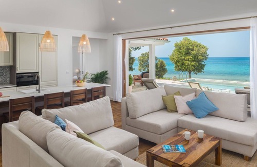 Bale House | Beautiful private villa with WIFI, A/C, hot tub, private pool, TV, terrace and pets allowed