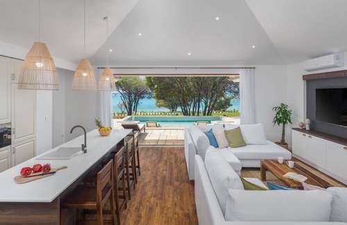 Bale House | Beautiful private villa with WIFI, A/C, hot tub, private pool, TV, terrace and pets allowed