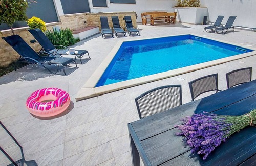 Pridraga House | Beautiful private villa for 10 people with WIFI, A/C, private pool, TV, patio and pets allowed