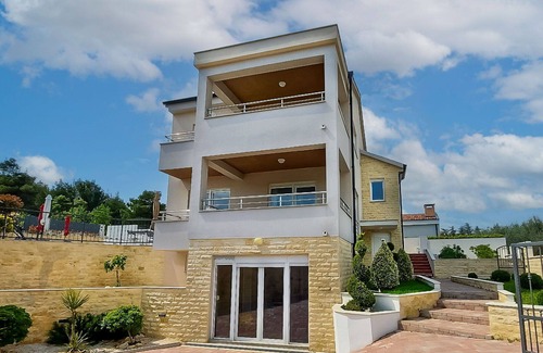 Pridraga House | Beautiful private villa for 10 people with WIFI, A/C, private pool, TV, patio and pets allowed