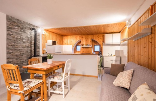 Armeno House | Beautiful private villa for 4 people with WIFI, TV, patio and pets allowed
