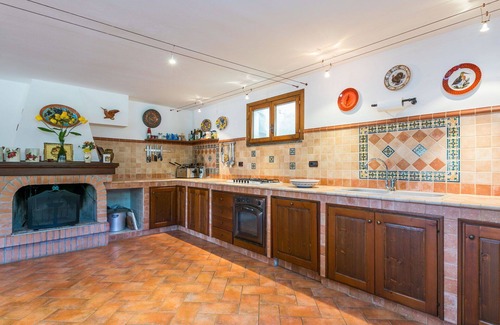 Cecina House | Beautiful private villa with WIFI, private pool, hot tub, A/C, TV, patio and pets allowed