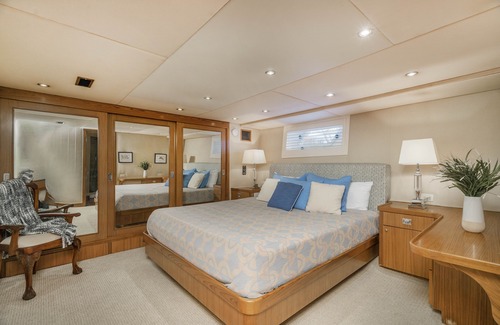 Poulsbo Boat Rental | Beautiful Private Yacht in the Seattle area