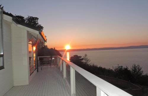 Federal Way Villa | Beautiful Puget Sound Waterfront Villa