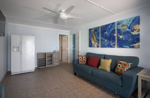 Key West House | Beautiful quiet neighborhood. Sunsets! Huge pool! 10 min to Key West