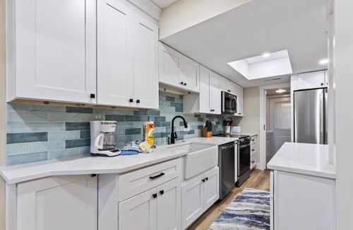 Hilton Head Island Condo | Beautiful remodeled Condo w/Pool Walk to Beach, Coligny, Celebration Park !