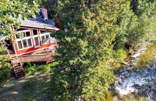 Red Lodge House | Beautiful Red Lodge Cabin right on the river and only minutes from town.