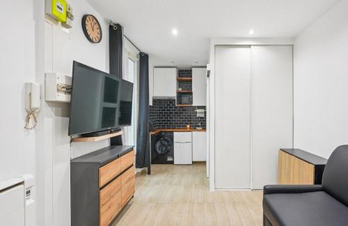 Levallois-Perret Apartment | Beautiful renovated studio metro