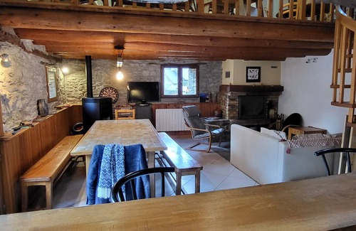Estarvielle House | Beautiful renovated barn for 10 people. Close to ski resorts.