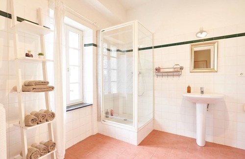 Quarante House | Beautiful renovated Mansion. Family friendly with large secluded garden and pool