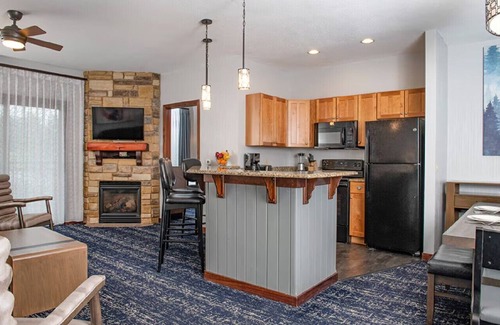 Lake Delton Condo | Beautiful Resort in Glacier Canyon 1BD Deluxe near Circus World