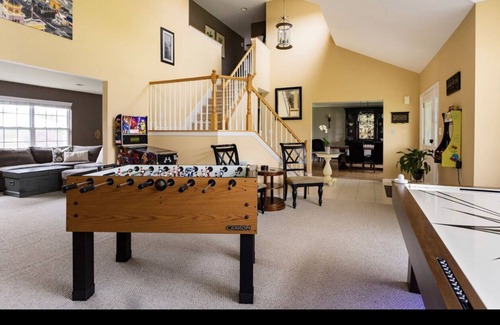 Yaphank House | Beautiful Resort Like Home: Game room, Gym & Pool