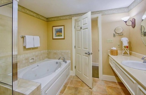 Northeast Virginia Beach Resort | Beautiful Resort Suite with Free Parking, WiFi, Fireplace, Pools & Beach Access