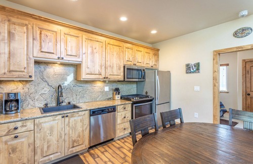 Old Station Cabin | Beautiful retreat on Hat Creek, Fire Pits ,Fishing, 15 min to Lassen park