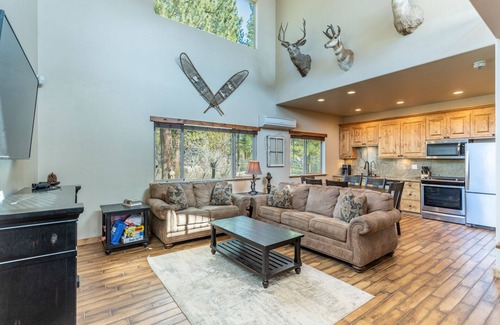Old Station Cabin | Beautiful retreat on Hat Creek, Fire Pits ,Fishing, 15 min to Lassen park