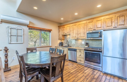 Old Station Cabin | Beautiful retreat on Hat Creek, Fire Pits ,Fishing, 15 min to Lassen park