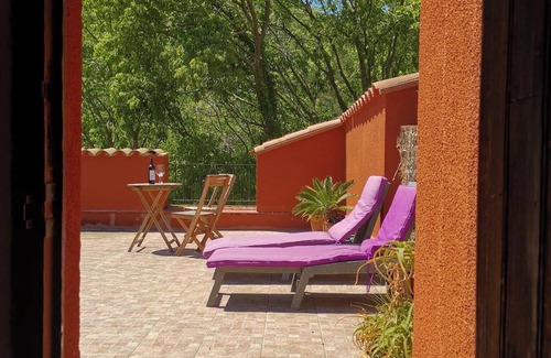 Sorede Villa | Beautiful River-front Villa with Natural Pool & Aircon