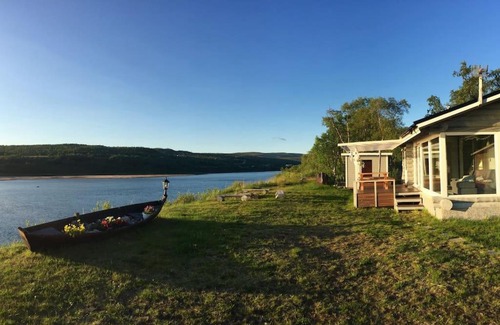 Utsjoki Apartment | Beautiful riverside cottage with sauna