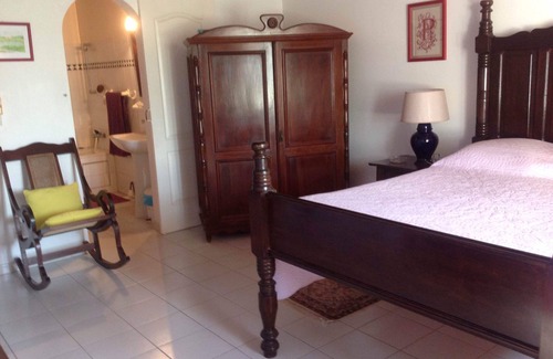 Le Francois House | Beautiful room with bathroom in François