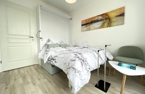 Bagneux Bed & Breakfast | Beautiful room with terrace close to Metro and RER