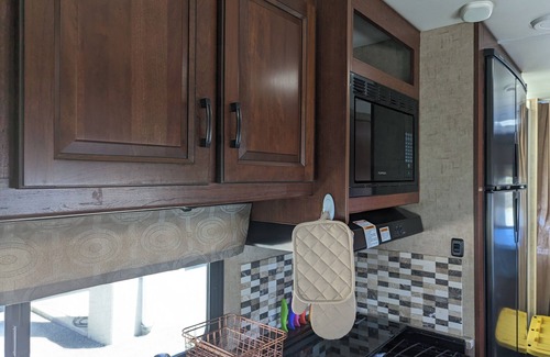Grants Pass House | Beautiful RV Motorhome sleeps 6/Pet Friendly
