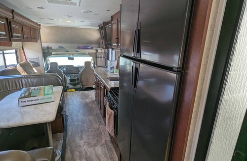 Grants Pass House | Beautiful RV Motorhome sleeps 6/Pet Friendly