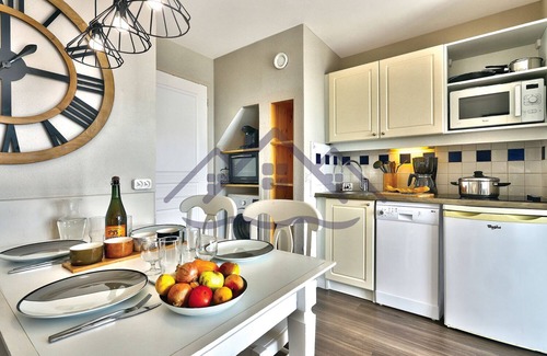 Guilvinec Apartment | Beautiful sea view and everything on foot (beach, swimming pool, center, port .)