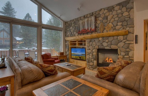 North Upper Truckee House | Beautiful secluded mountain retreat fully furnished with hot tub, pool table