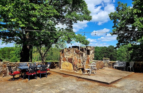 Omaha Cottage | Beautiful Secluded Cottage with Majestic Stone Patio -Pet friendly!