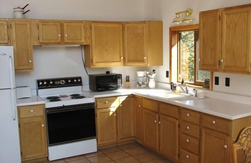 Rainbow Valley House | Beautiful Secluded Mountain Home in Divide with Pikes Peak views. King sized bed