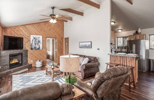 Ruidoso Cabin | Beautiful Sierra Blanca View/Sleeps 8/Large Deck & Hot Tub/Near Ski Apache