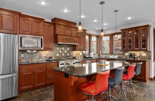 East Wenatchee House | Beautiful & Spacious Home with Gorgeous Mountain Views!