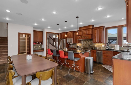 East Wenatchee House | Beautiful & Spacious Home with Gorgeous Mountain Views!