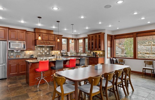 East Wenatchee House | Beautiful & Spacious Home with Gorgeous Mountain Views!