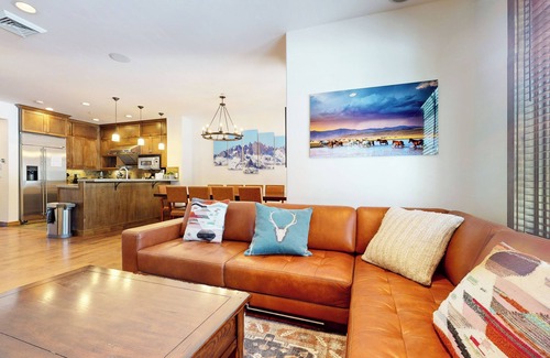 Woodwinds House | Beautiful Spacious Modern, On Golf Course! Hot Tub, Gas Grill, Game Room