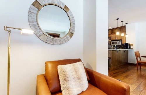 Woodwinds House | Beautiful Spacious Modern, On Golf Course! Hot Tub, Gas Grill, Game Room