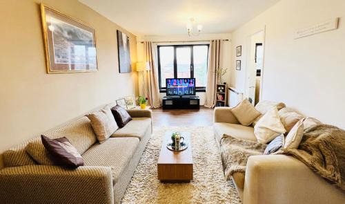 North Glasgow Apartment | Beautiful & Spacious 2-Bed Flat in City Centre with Free Parking