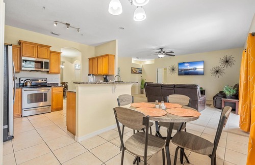 Interchange Square House | Beautiful spacious 4 bedrooms and 2 baths house in Palm Bay.