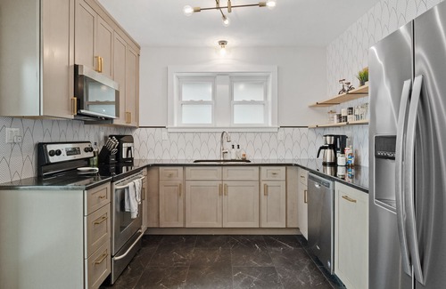 Northampton House | Beautiful & Spacious Bungalow - Near Zoo-Downtown