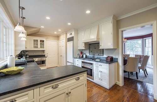 Bethesda House | Beautiful Spacious Entire House in Bethesda, Prime Location 7-Bedrooms