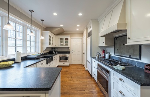 Bethesda House | Beautiful Spacious Entire House in Bethesda, Prime Location 7-Bedrooms