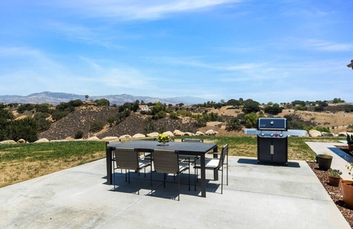 Santa Ynez House | Beautiful, Spacious Hilltop Villa in Wine Country