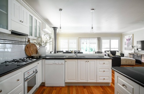 Bright House | Beautiful spacious home a short walk to town centre.
