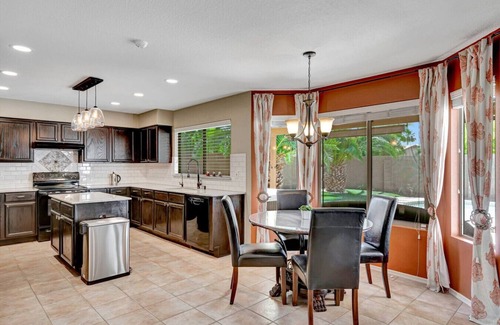 Gilbert House | Beautiful & Spacious Home W/Heated Pool & Hot Tub