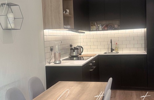 Whittington Apartment | Beautiful spacious modern apartment with a park