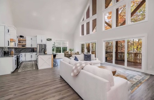 Quail Ridge House | Beautiful Spacious New Lakefront Home